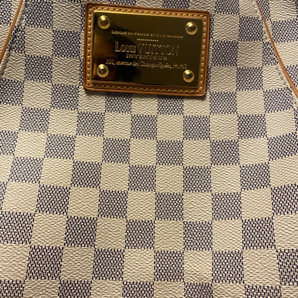 Louis Vuitton - Picture 4 of 5